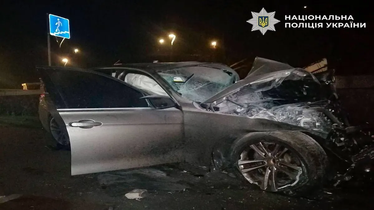 Трагедія на Видубичах: 18-річний водій BMW розбився на смерть, врізавшись у підземний перехід