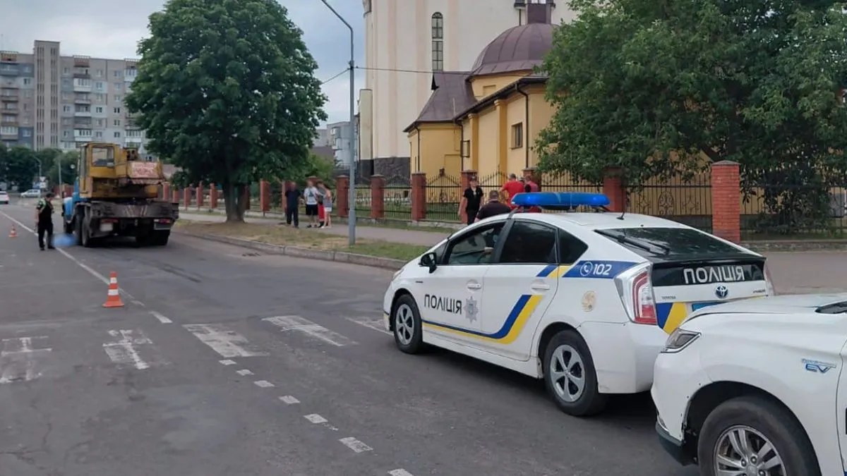 На Львівщині водій автокрана напився й розчавив людину: що загрожує шоферу
