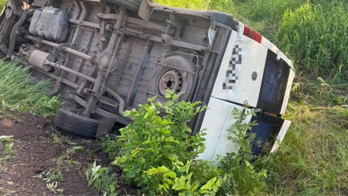 На Харківщині перекинувся мікроавтобус з дітьми: чи є жертви серед малечі – фото з місця ДТП