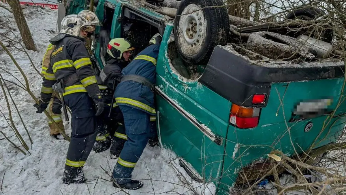 Одна людина загинула, три поранені: на Вінниччині мікроавтобус злетів з траси – подробиці моторошної ДТП