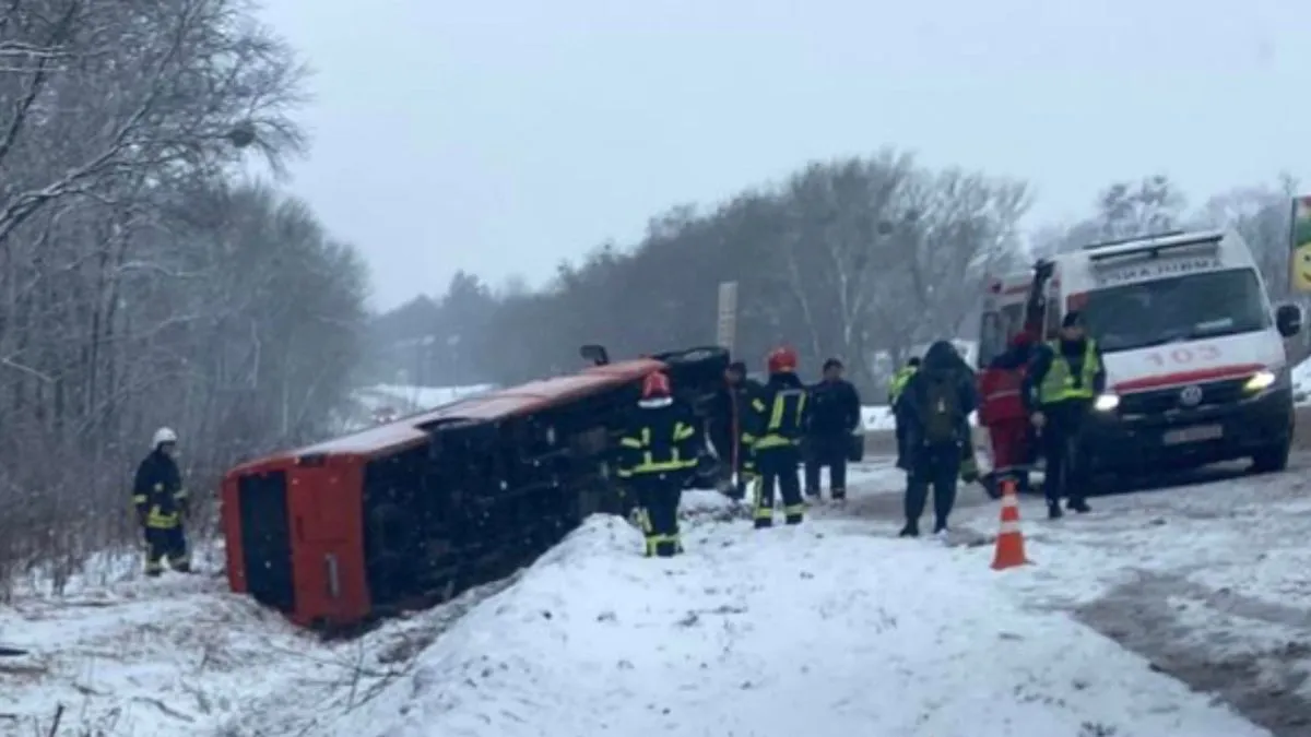 На Хмельниччині пасажирський автобус злетів з дороги та перекинувся: чи вдалося уникнути жертв