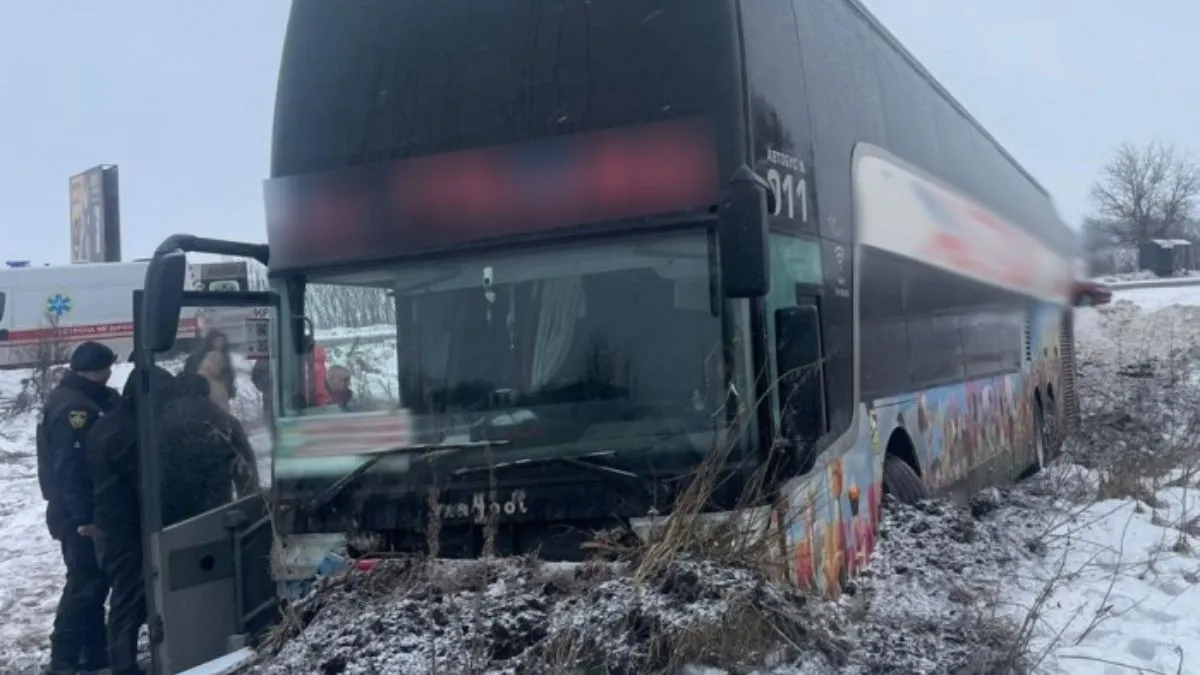 На Львівщині злетів з дороги двоповерховий пасажирський автобус: що стало причиною ДТП та чи є жертви