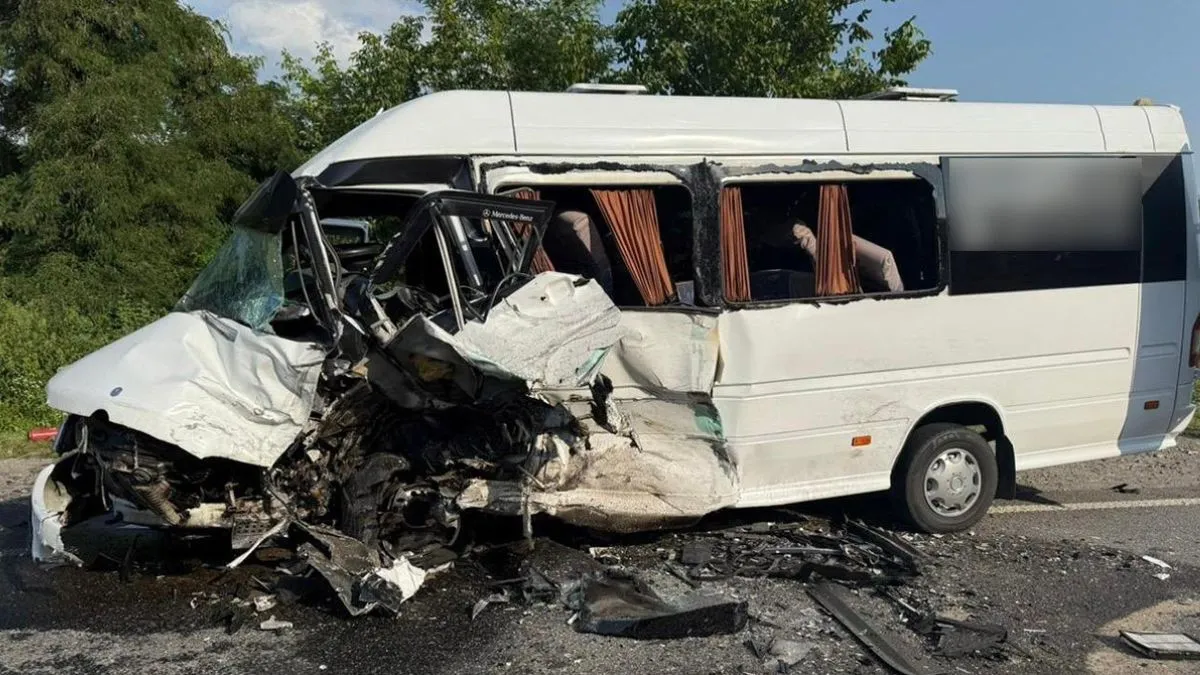 Жахлива ДТП з автобусом на Хмельниччині: постраждало 16 людей, серед них й діти – відомо, чи є жертви