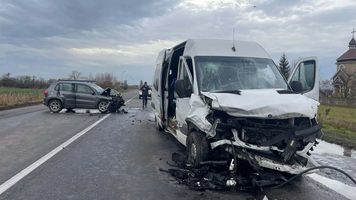 На Івано-Франківщині дорогу не поділили рейсовий автобус та легковик: чи вдалося уникнути жертв і хто винен