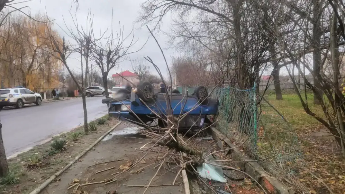 Напився, тікав від копів, перевернув авто і ледь не вбив жінку з дитиною: на Одещині сталась шалена ДТП – фото