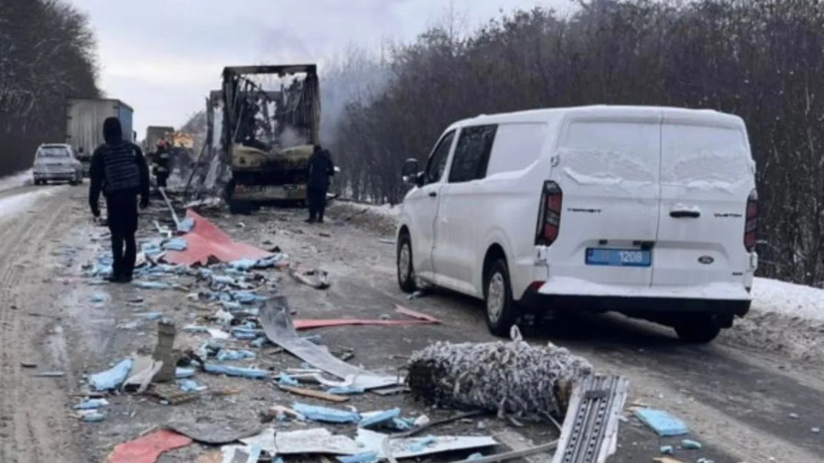 Багатотонна вантажівка влетіла в пасажирський бус та згоріла – без жертв не обійшлося: світлини з місця ДТП