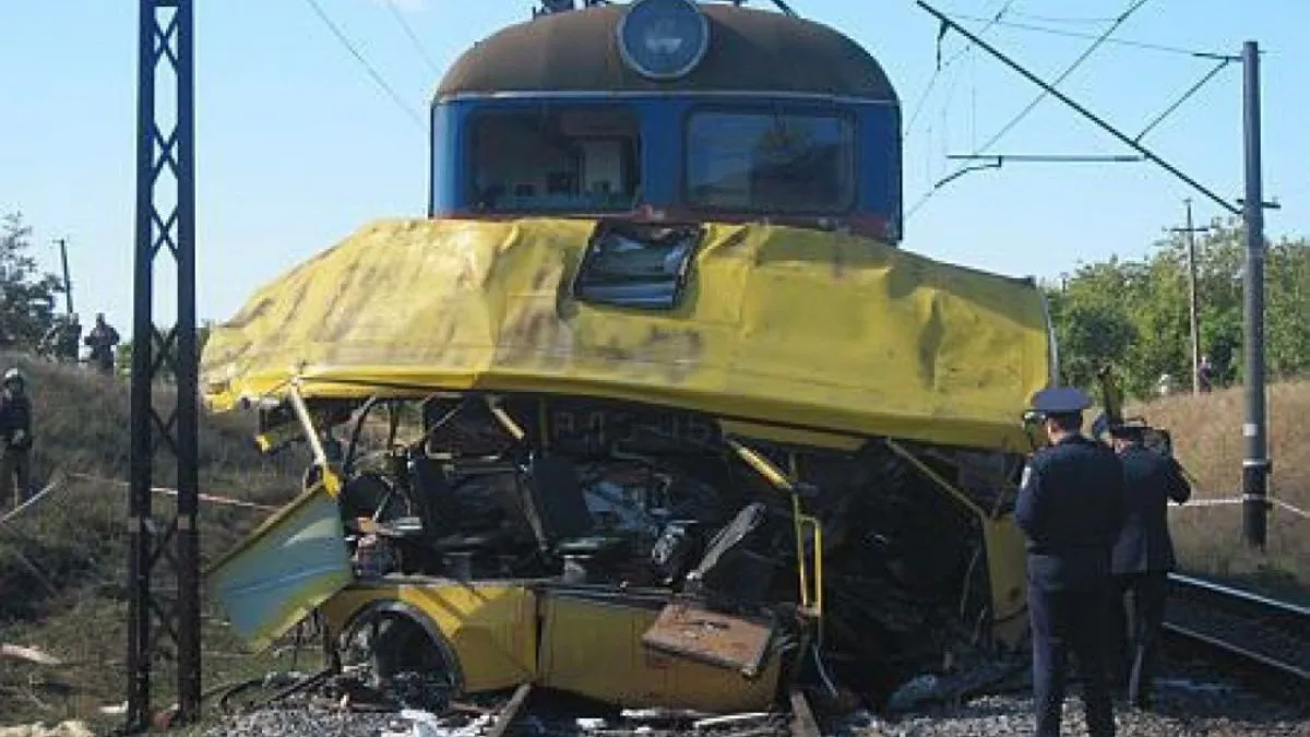 На Хмельниччині багатотонний локомотив протаранив бусик: чи вдалося уникнути жертв  – фото з місця ДТП