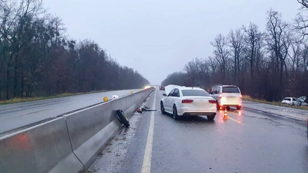 На Київщині п'яний водій спровокував ДТП, яка ледь не забрала життя чотирьох людей, зокрема й двох дітей: фото