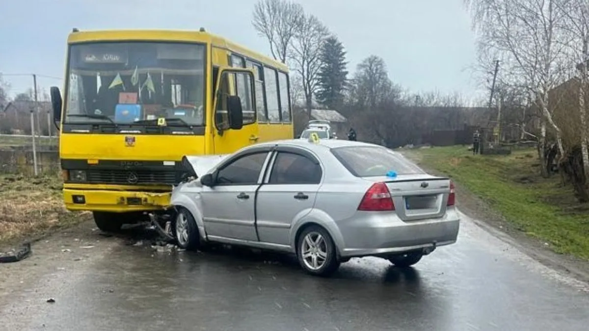 Протаранила в лоб: на Львівщині дівчина спровокувала ДТП за участі легковика і маршрутки – чи тверезою була