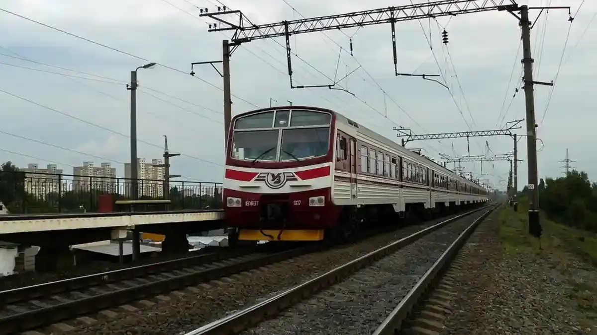 Під Києвом дівчина-зачепер ледь не згоріла живцем видершись на електричку: у якому стані підліток