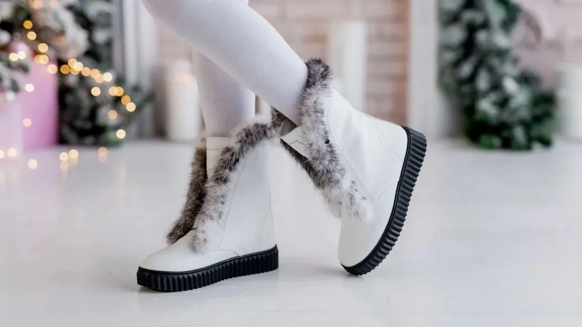 Як зробити зимове взуття теплішим за 5 хвилин: простий лайфхак з неочікуваним предметом