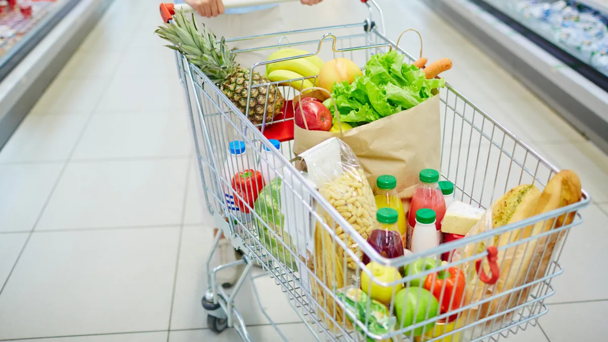 Ціни на продукти б’ють по гаманцю українців: що за рік подорожчало втричі – і чи варто очікувати полегшення