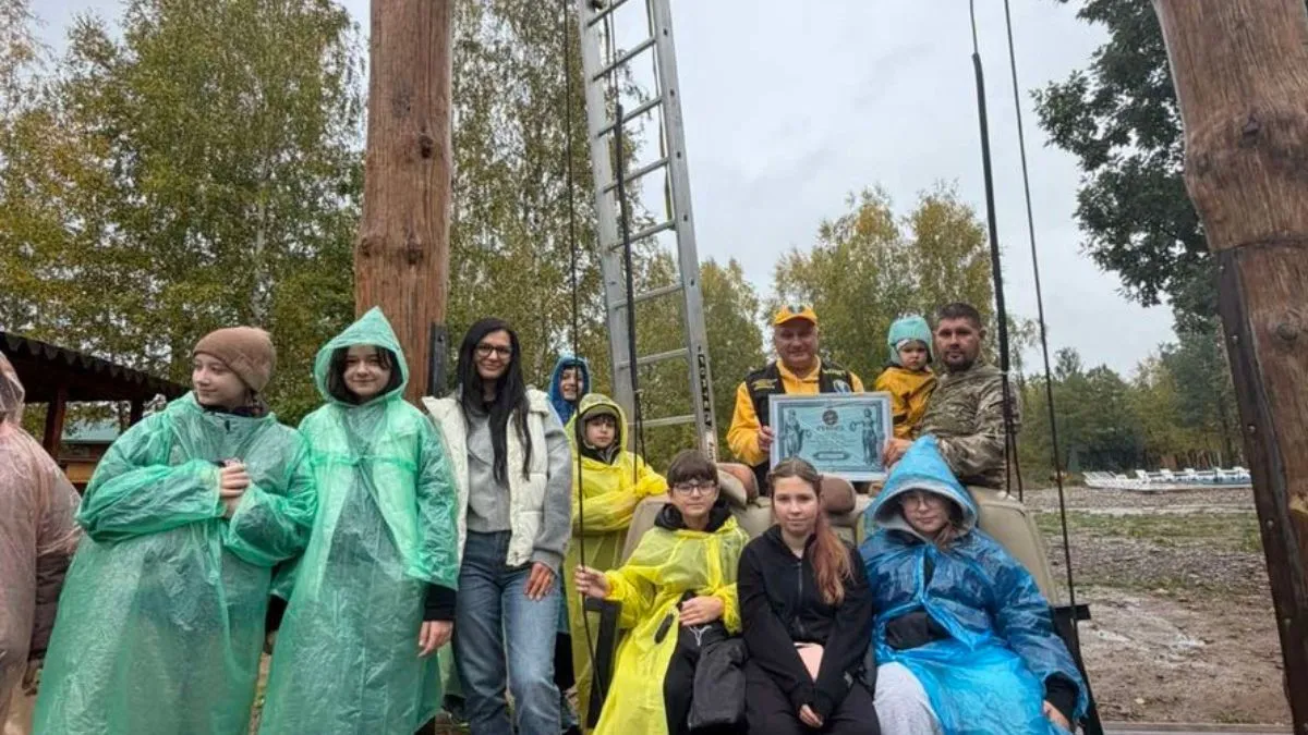На Прикарпатті чоловік змайстрував найвищу в Україні дерев'яну гойдалку: яка її висота