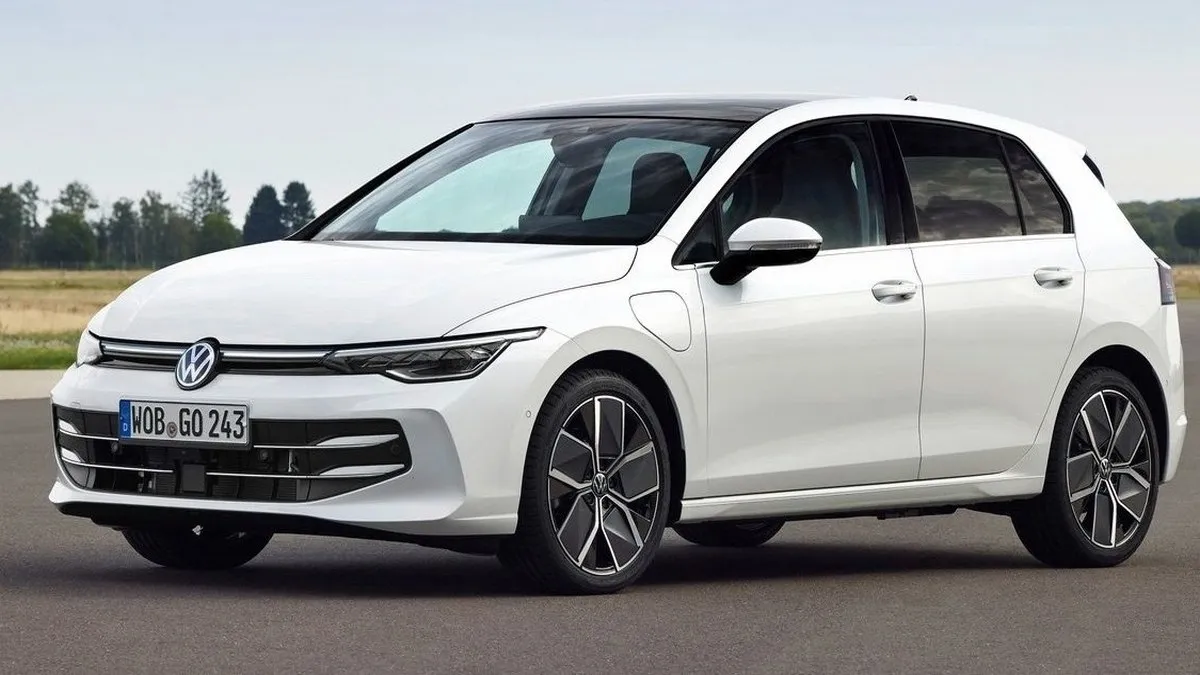 Яка модель очолила рейтинг ввезених до України авто у березні: розкрито топ-10 списку