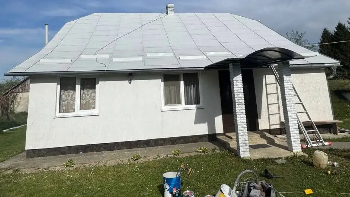 На Київщині чоловік пофарбував будинок в рожевий колір: фото селянської «хатки Барбі»