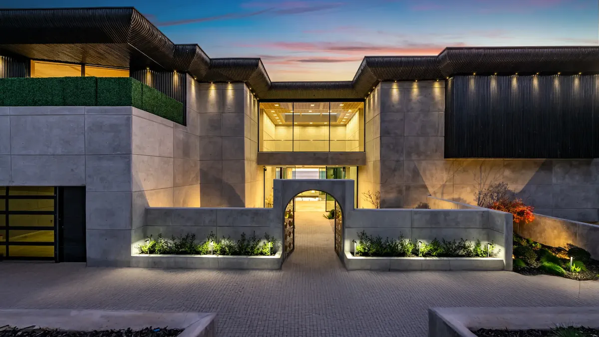 Побудований на 1000 років мегаособняк виставлений на продаж у Малібу за 35 мільйонів: як виглядає маєток