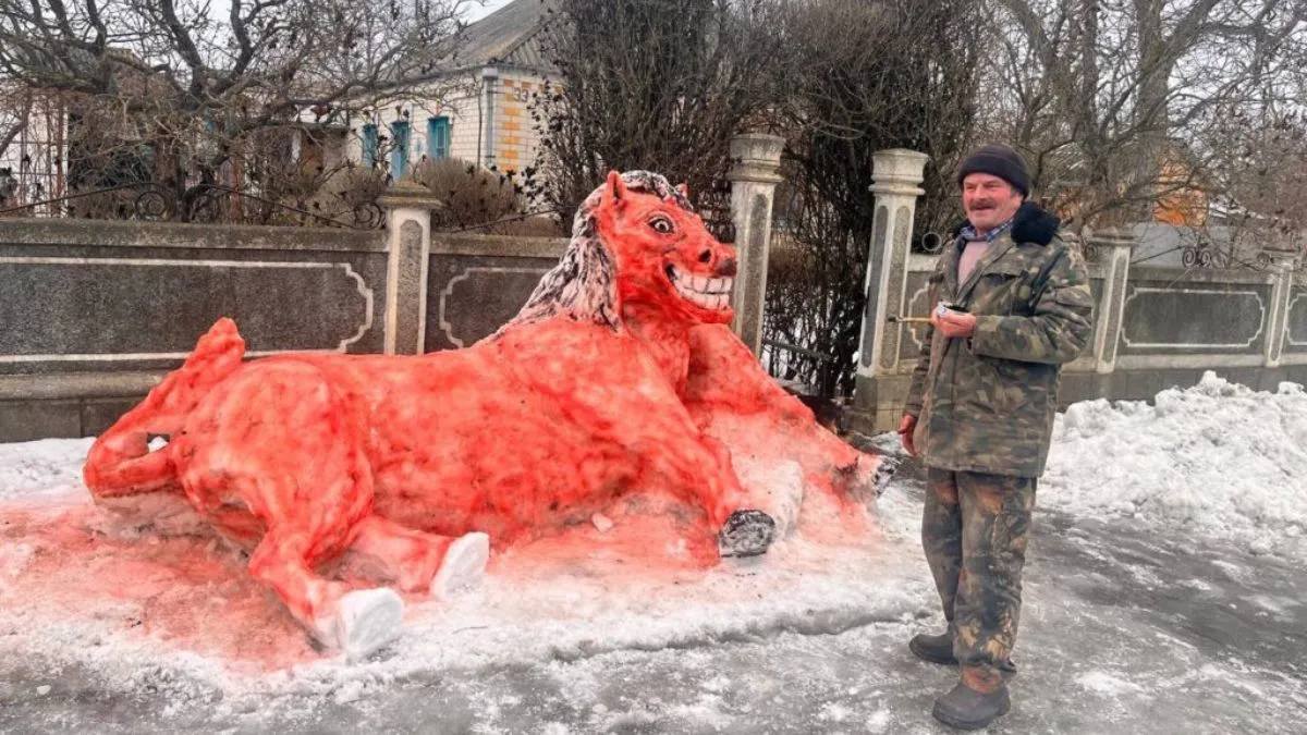 На Черкащині чоловік сам собі змайстрував коня: не диво генної інженерії, а сніг та вмілі руки – фотодоказ