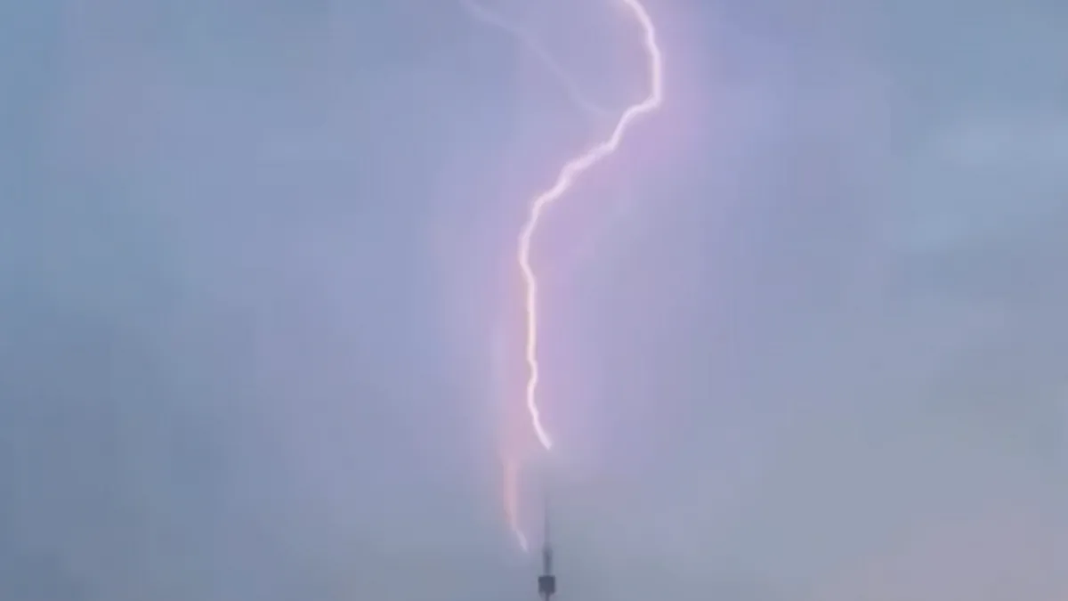 Блискавка влучила прямо у київську телевежу під час грози: відео епічного природного явища