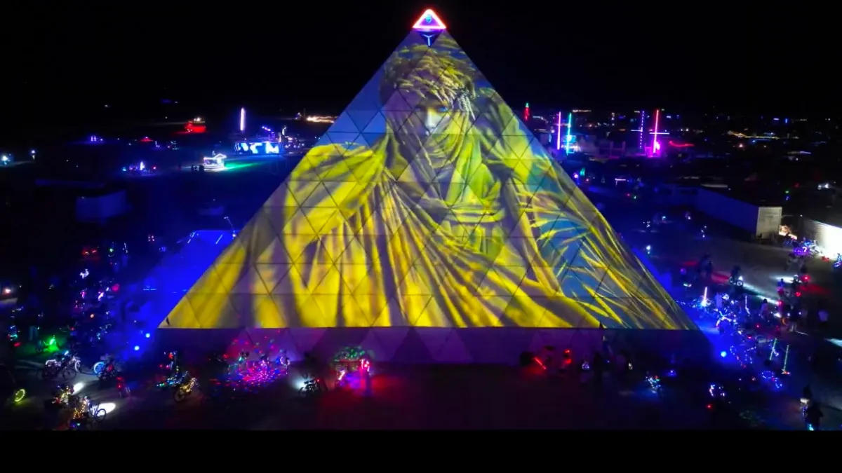 На фестивалі Burning Man засяяли українські кольори: епічне відео з американської пустелі