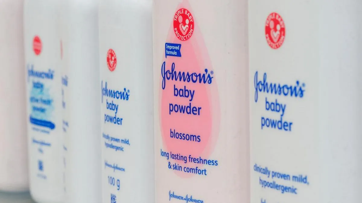 Популярна в Україні дитяча присипка Johnson's Baby викликає рак? На компанію масово подають в суд – є реакція
