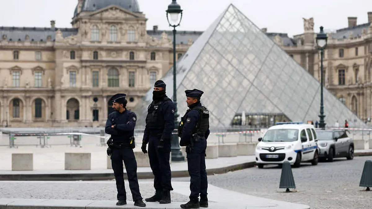 лувр, пограбування