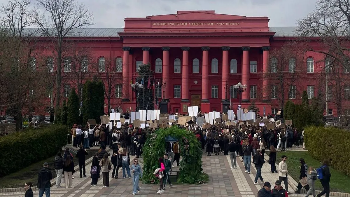 «Мені нічого боятися»: студенти головного університету країни протестують проти ректора на тлі секс-скандалу