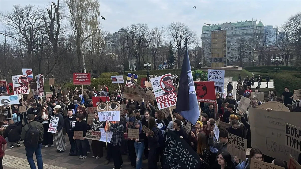 Акція протесту біля червоного корпусу КНУ ім. Т. Шевченка. Фото BLIK.ua