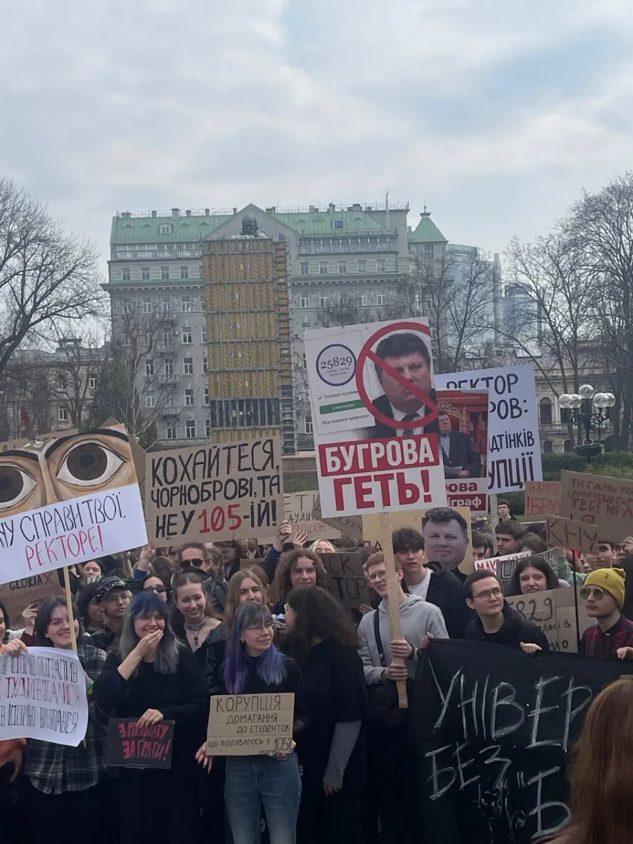 Акція протесту біля червоного корпусу КНУ ім. Т. Шевченка. Фото BLIK.ua