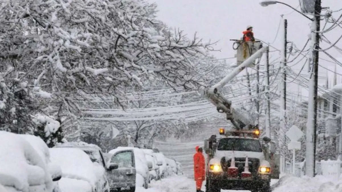 Негода накоїла лиха на Львівщині: майже 50 населених пунктів залишаються без світла