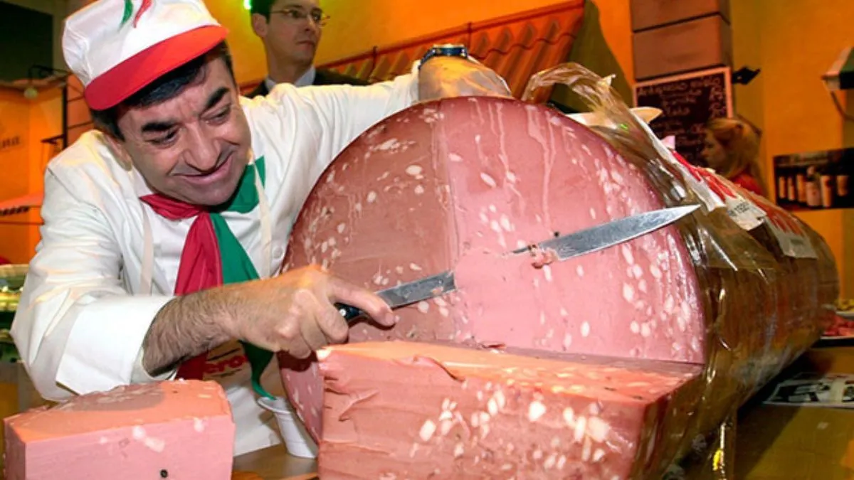 На Черкащині виготовили 52-метрову ковбасу: як виглядає та скільки важить диво-виріб – фото