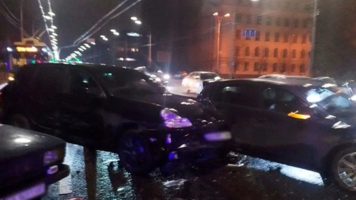 У Києві п'яний чоловік на Porsche протаранив кілька авто та влаштував стрілянину: чи вдалося уникнути жертв