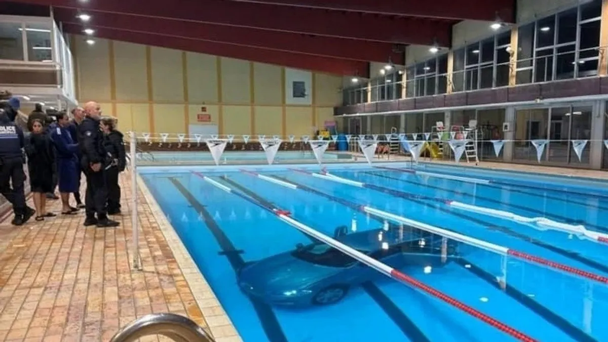 Жінка переплутала педалі газу і тормозу і опинилася в басейні: неймовірна аварія сталася у Франції – відео