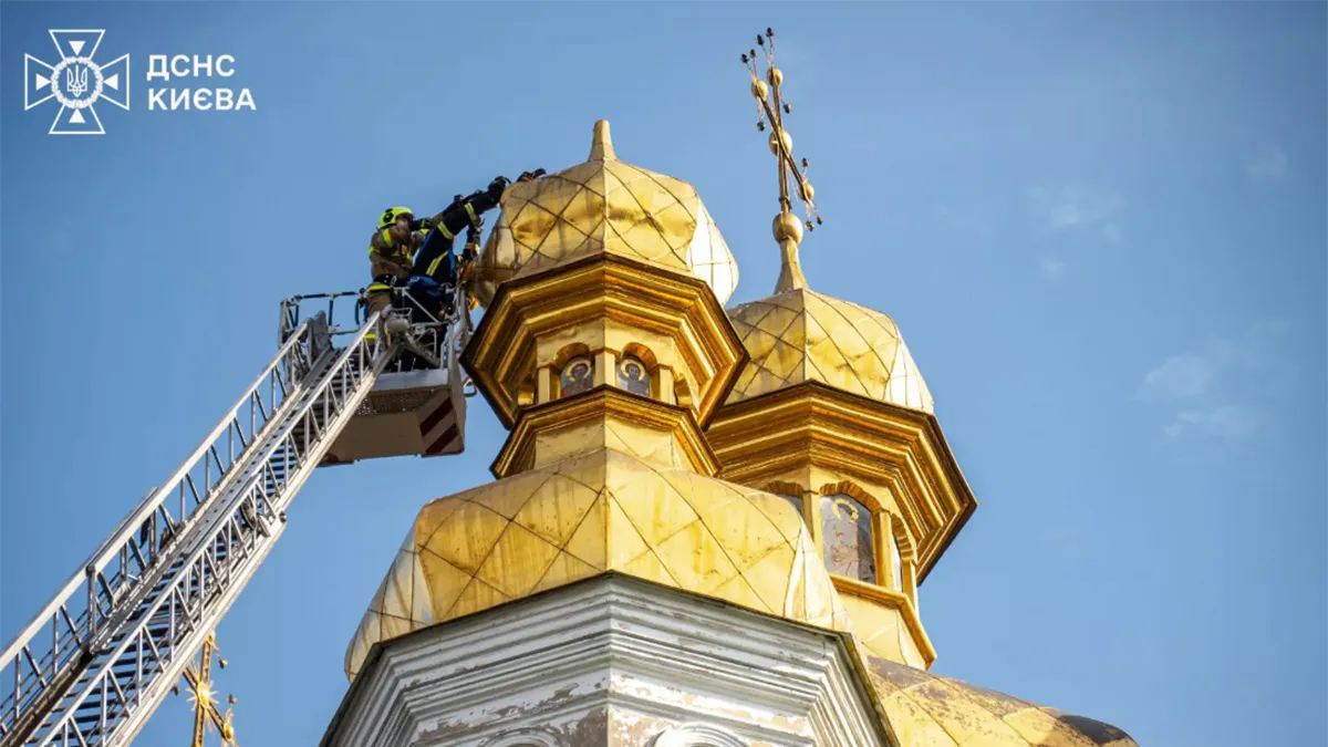 У Києво-Печерській лаврі обвалився хрест: в ДСНС повідомили подробиці та показали фото