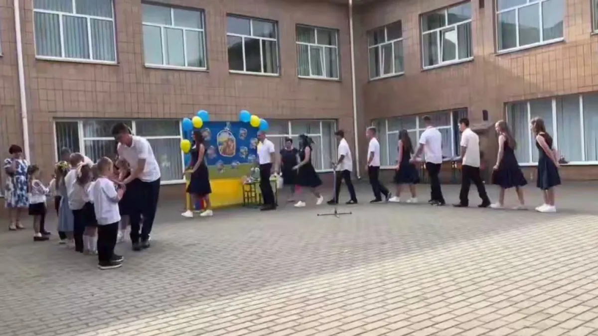 На урочистостях одного з ліцеїв Черкащини увімкнули пісню з лайкою: директор відреагував
