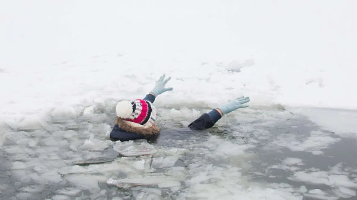 Прогулянка по льоду на Дніпрі ледь не завершилась смертю для подружжя з Черкас: відео порятунку пари