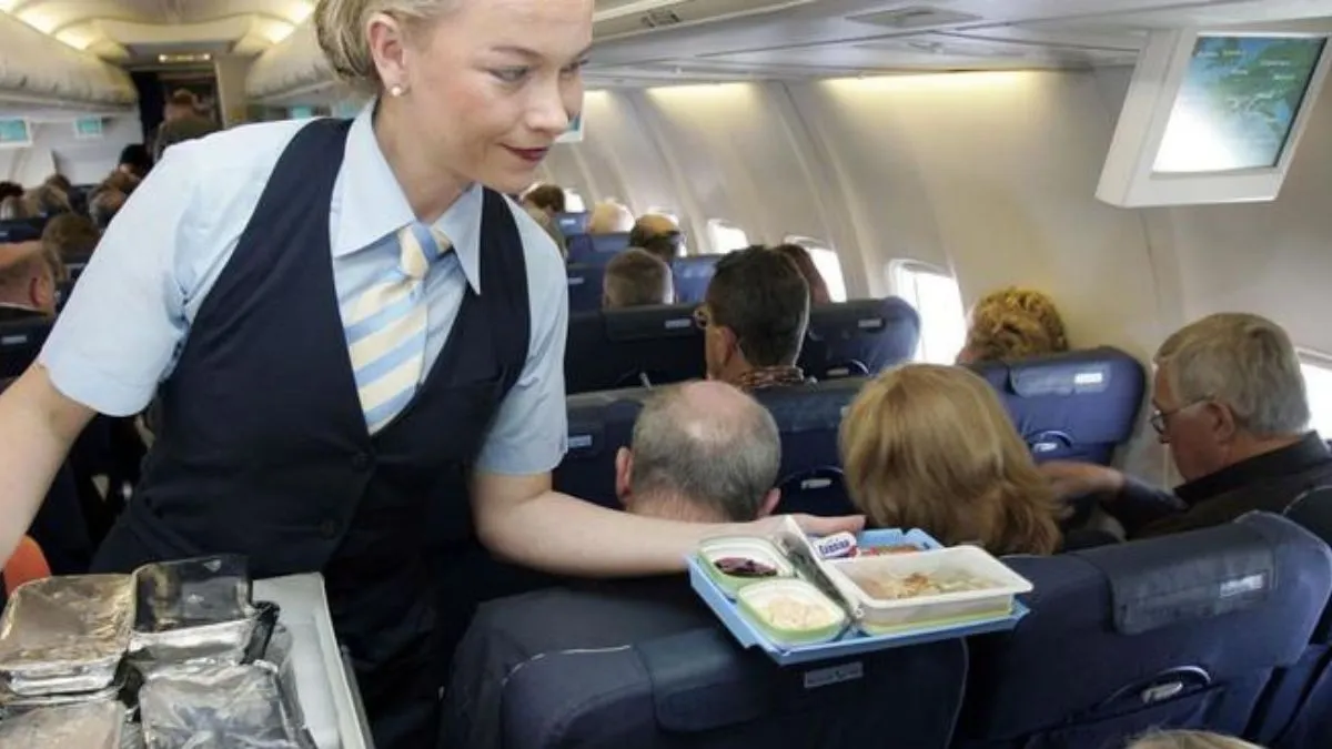 Американка подала в суд на авіакомпанію, бо ледь не померла на борту літака: йдеться не про аварію, а наїдки