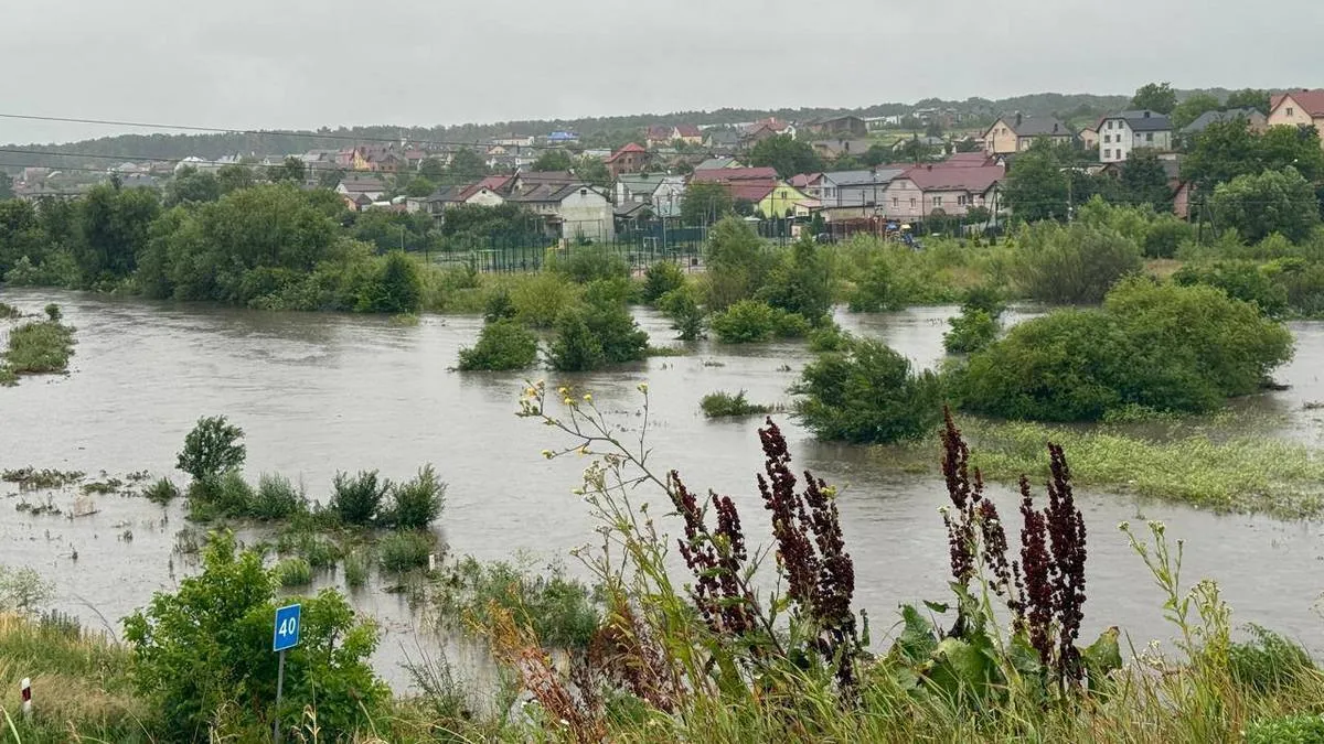 Вода піднялася до трьох метрів: у Львові сталося підтоплення через потужні дощі – як уберегтися
