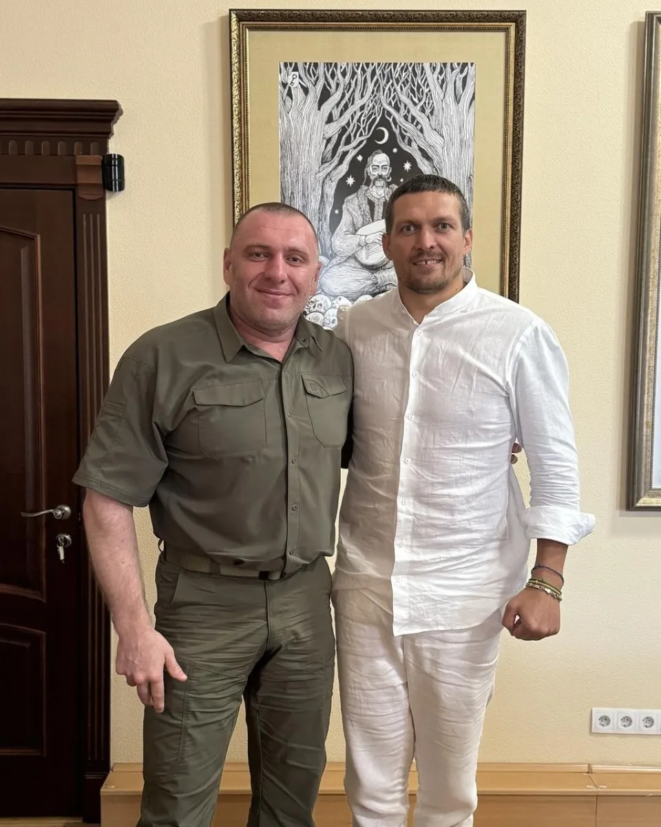 СБУ звернулася до Усика перед боєм: у спецвідомстві показали спільне фото чемпіона з Малюком