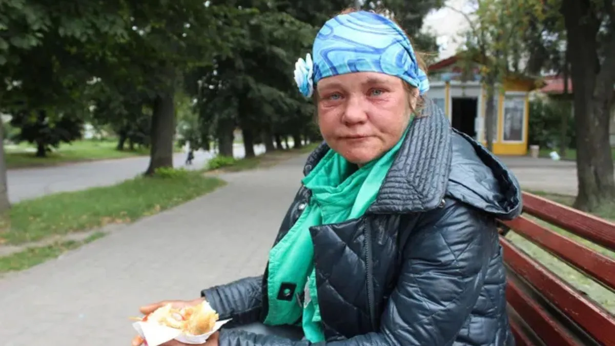 В Одесі вчинили самосуд над міською божевільною, яка розкидала сміття: як покарали неадекватну жіночку