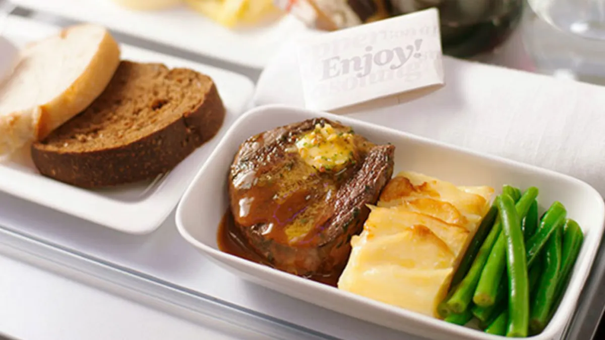 Що подають у небі: як відрізняється їжа в літаках лоукостів і преміум-авіакомпаній