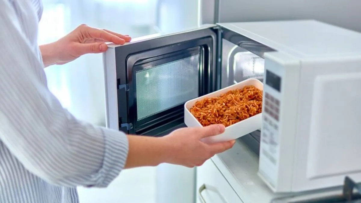 Не все підходить для мікрохвильовки: названо продукти, які не варто розігрівати