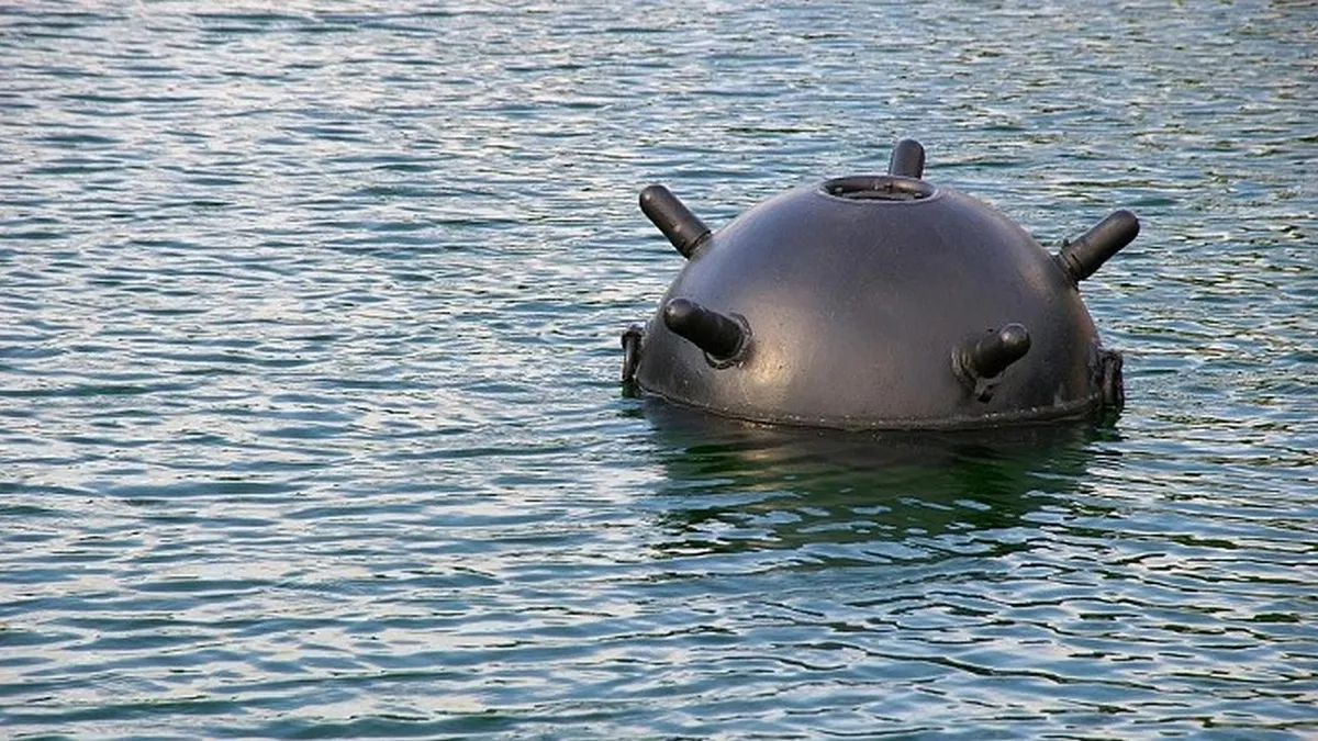 В Одесі пролунав вибух: вантажний корабель підірвався на морській міні – відео