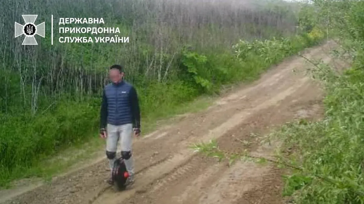 У буденному одязі та на незвичному транспорті: українець спробував перетнути кордон креативним способом