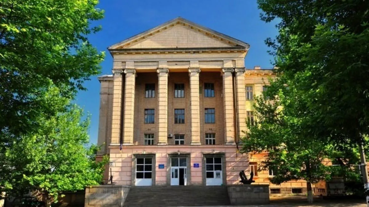 Ректор університету вимагав хабар за диплом від студента, який він і так мав отримати: як покарали хапугу