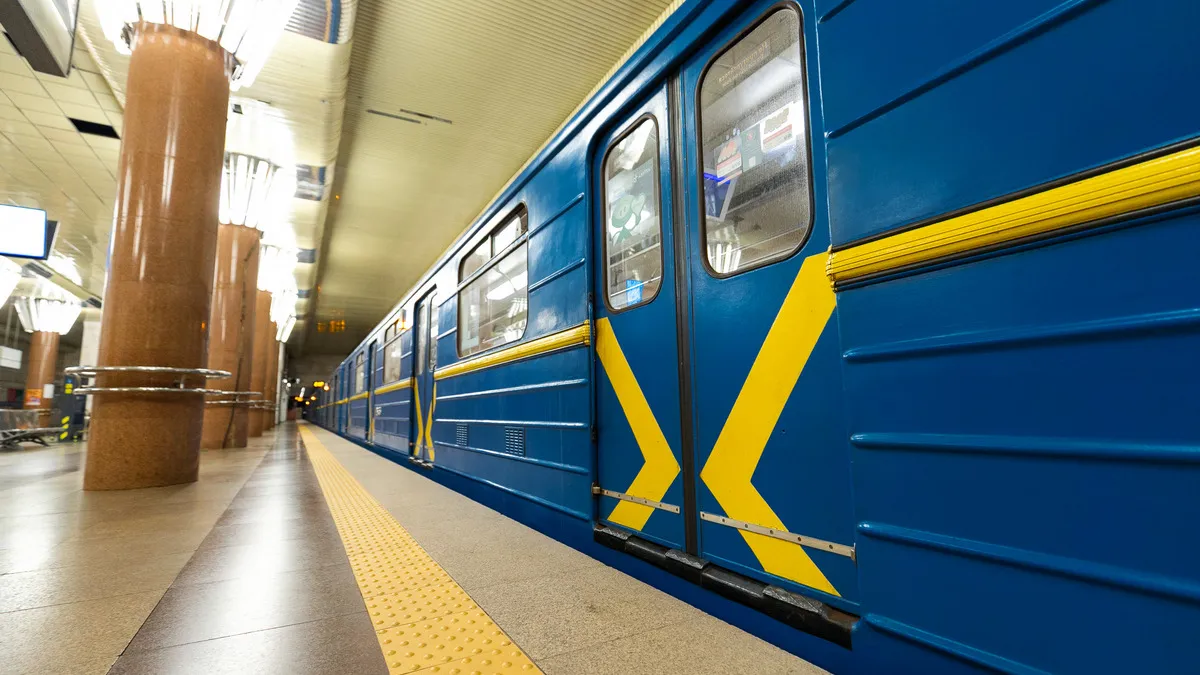 У Києві понад дві години триває повітряна тривога: рух поїздів у метро зазнав суттєвих змін