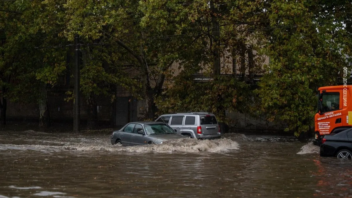 «МАФ знає ПДР краще половини водіїв»: одеськими вулицями під час негоди мандрував пивний кіоск – відео моменту