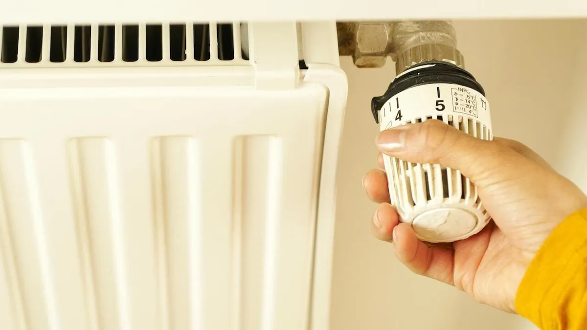 Опалювальний сезон в Україні стартував: у 13 областях уже розпочали підключення тепла до будинків