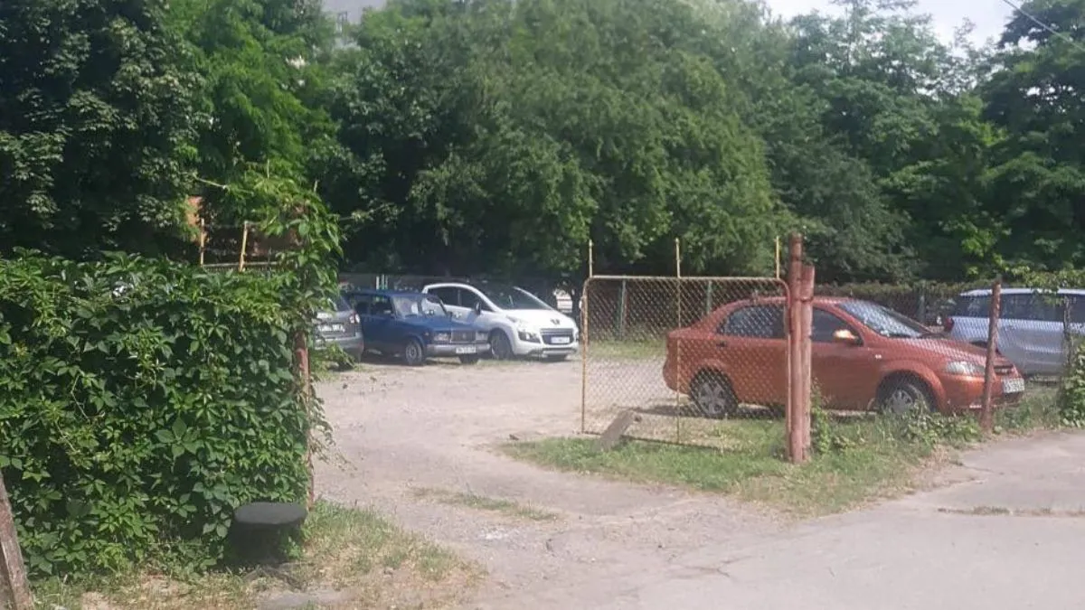 Жінка з Рівного роками брала гроші з довірливих сусідів за неіснуючу парковку: мунварта звернулась до поліції