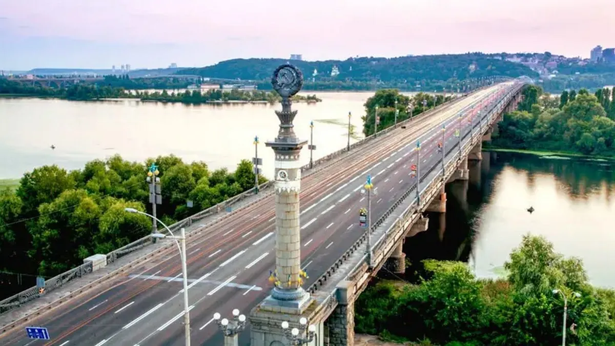 Рух на мосту Патона у Києві «зупинився» через втечу від ТЦК: відео дивного інциденту