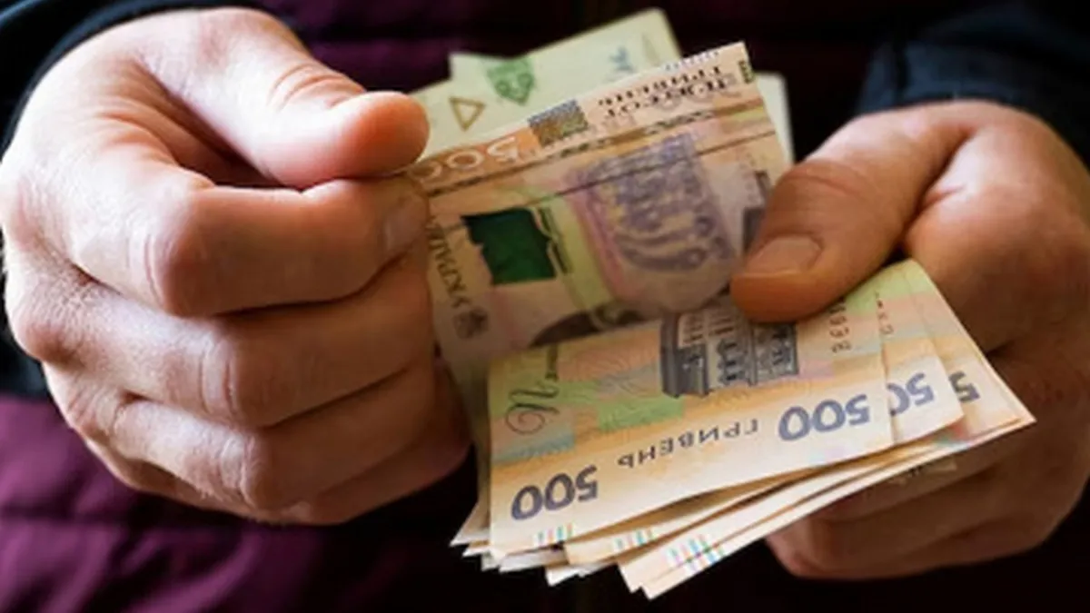 Українцям виплатять пенсії одразу за пів року: хто може отримати гроші наперед і як оформити